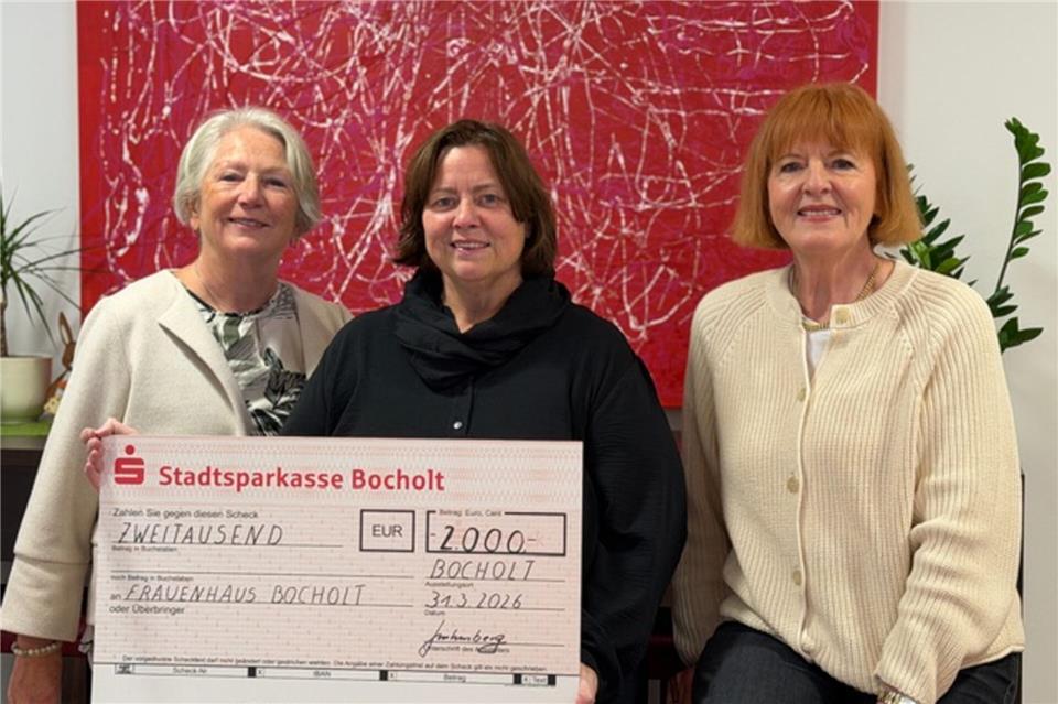 Marita Finkenberg (l.) und Susanne Honerbom (r.) vom Inner Wheel Club überreichten den symbolischen Scheck an Silke Hempen, Leiterin des Bocholter Frauenhauses.