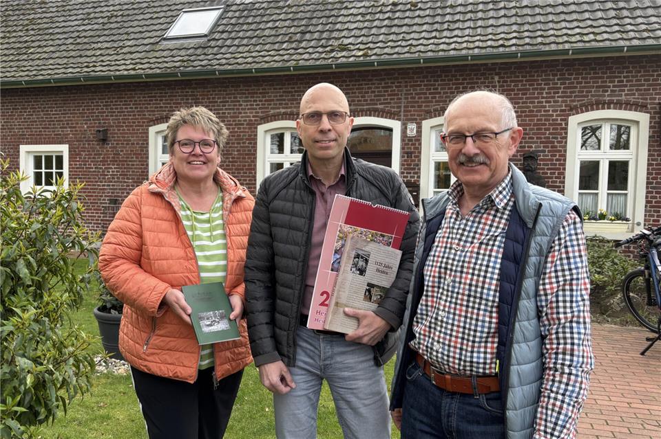 Marita Nattefort und Johannes Lensing (re.) freuen sich über Christian Temminghoff (Mitte) als 500. Mitglied im Heimatverein.