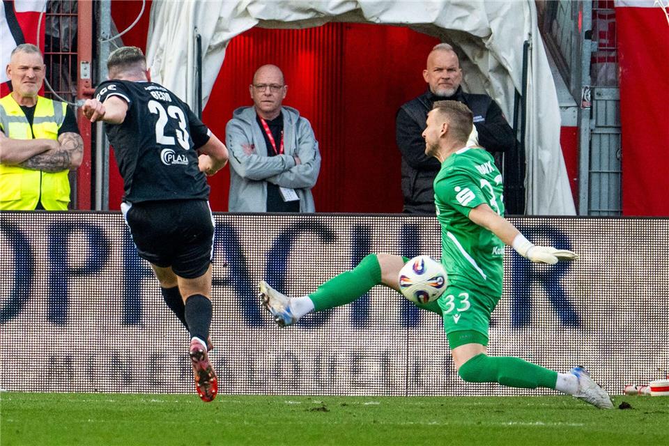 Marius Funk (r) im Tor von Energie Cottbus rettet gegen den Verler Alessio Besio.Julius Frick/dpa