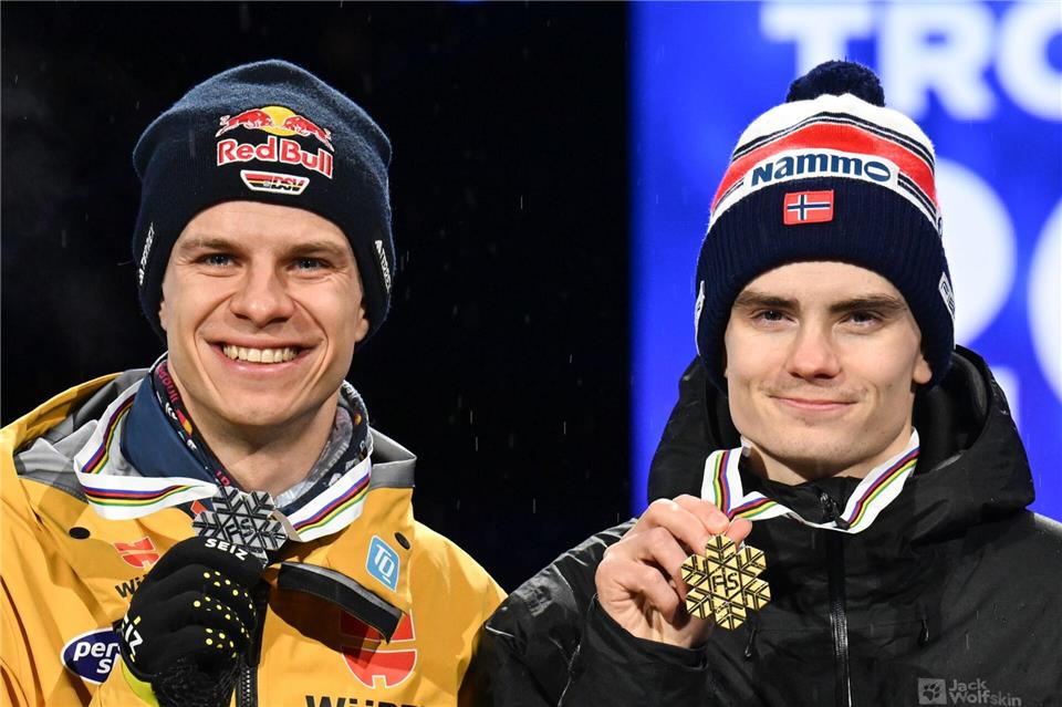 Marius Lindvik (r) darf seine Goldmedaille behalten.Hendrik Schmidt/dpa