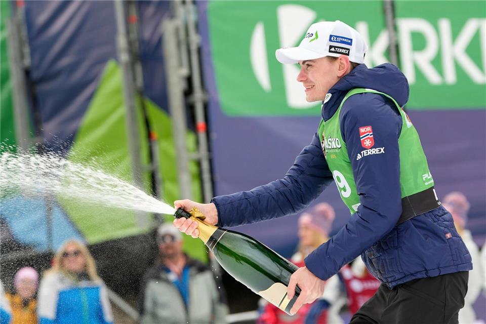 Marius Lindvik siegte beim Saisonabschluss.Darko Bandic/AP/dpa
