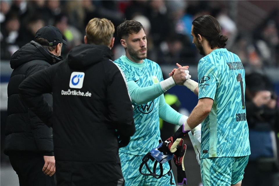 Wolfsburg-Torwart Müller mit „gemischten Gefühlen“ bei Debüt Marius Müller ersetzte Kamil Grabara gegen Eintracht Frankfurt im Wolfsburger Tor und gab damit im Alter von 31 Jahren sein Bundesliga-Debüt.Arne Dedert/dpa