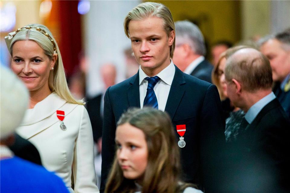 Marius (rechts) will aus der Haft freikommen, um seiner Mutter Mette-Marit (links) beizustehen. (Archivbild)Vegard Wivestad Grott/NTB SCANPIX/EPA/dpa
