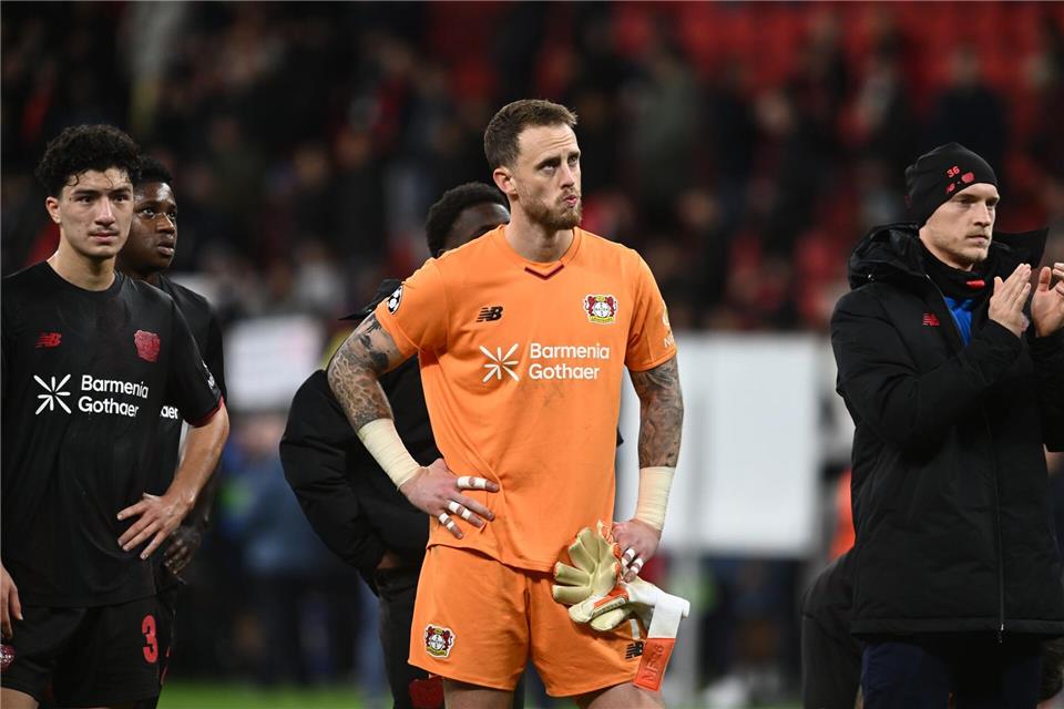 Mark Flekken (M) kassierte gegen PSG in der Champios League sieben Gegentreffer.Bernd Thissen/dpa