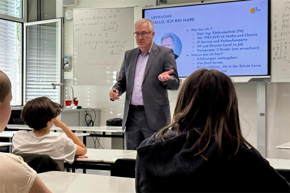Mark Wiederhöft ist zwar kein Lehrer, hält aber trotzdem eine Vertretungsstunde am Remigianum. Möglich ist das dank „Life teach us“. 