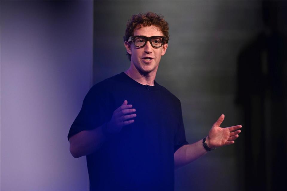 Facebook-Konzern stellt Brille mit Anzeige im Glas vor Mark Zuckerberg demonstrierte die Brille mit Display auf der hauseigenen Konferenz Meta Connect.Nic Coury/AP/dpa