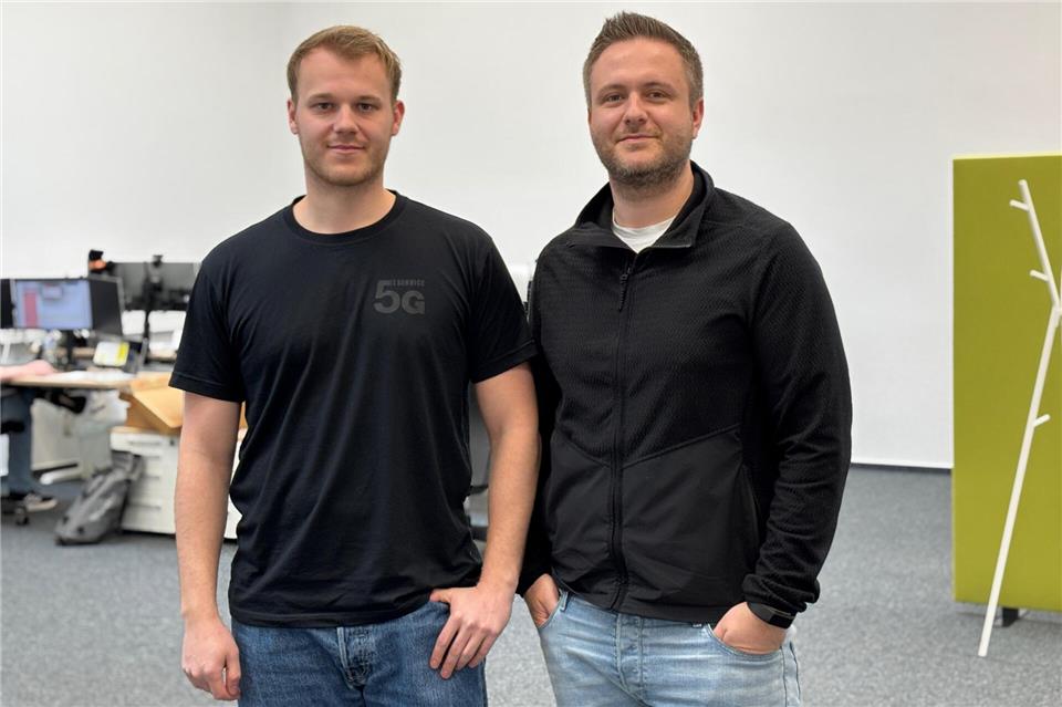 Marketingmitarbeiter Alexander Hilgenberg (l.) und Geschäftsführer Falk Kappenhagen von der IT-Firma 5G in ihrem neuen Großraumbüro im Velener Gewerbegebiet.