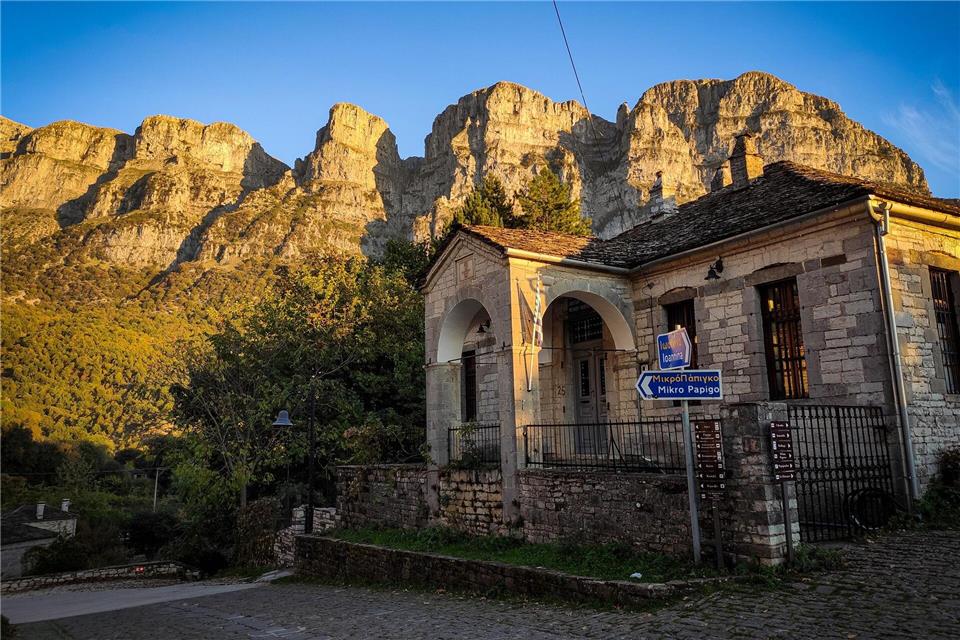 Markiert das eine Ende der Schlucht: das Dorf Megalo Papingo.Linda Heyer/dpa-tmn