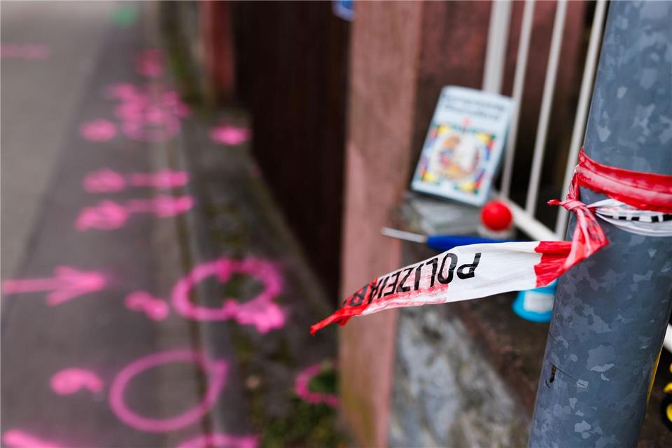 Markierungen der Kriminaltechnik am Tatort in Eichstetten am Kaiserstuhl.Philipp von Ditfurth/dpa