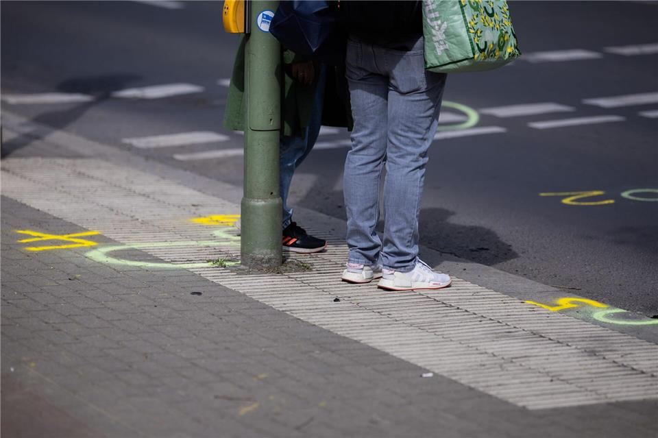 Markierungen der Spurensicherung sind an der Kreuzung Buckower Damm/Gutschmidtstraße zu sehen. Christoph Soeder/dpa