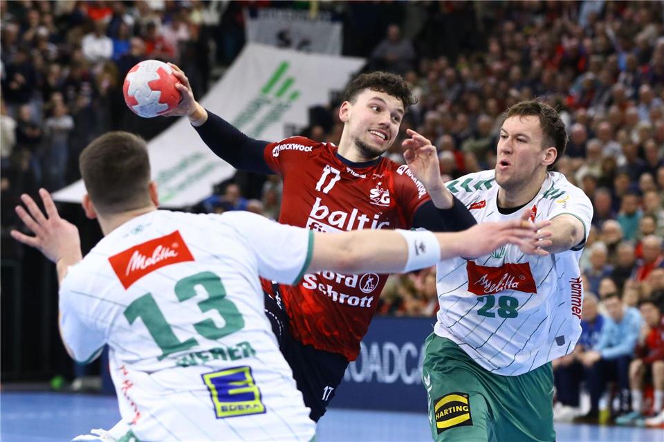 Marko Grgic (SG Flensburg-Handewitt) setzt sich gegen die Mindener Abwehr durch.Michael Hundt/dpa