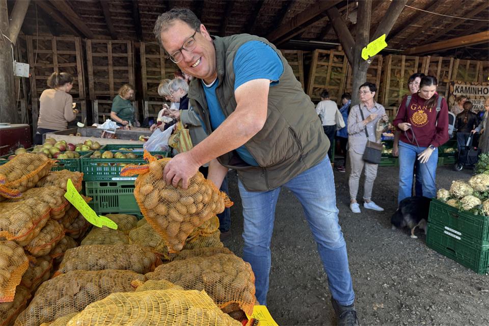 Markus Breil ist seit Jahren und gerne auf dem Erler Bauermarkt mit seinen Angeboten.