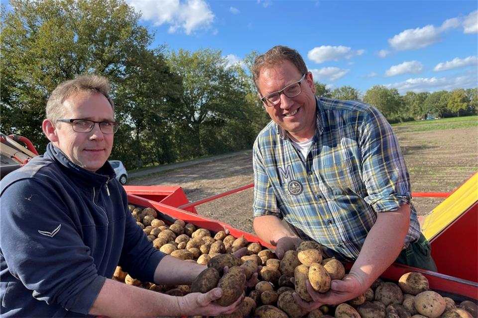 Markus Breil (rechts) erntete jüngst sieben verschiedene Sorten Kartoffeln. 