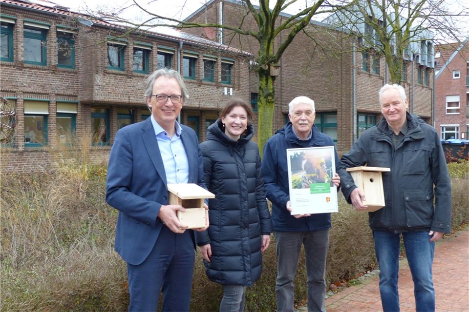 Markus Büsken (Gemeinde Raesfeld) und Laura Tepaße (Energieversorger) überreichen den Klimaschutzpreis an Hans Brune und Fritz Pelikan vom Heimatverein Raesfeld.