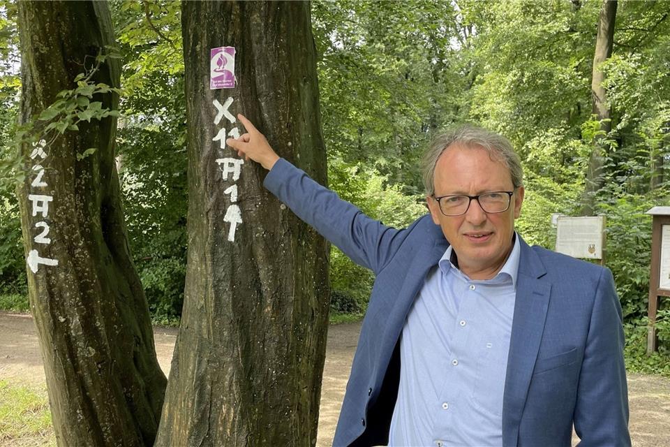 Markus Büsken, der Erste Beigeordnete der Gemeinde Raesfeld, zeigt eine der neuen Markierungen.