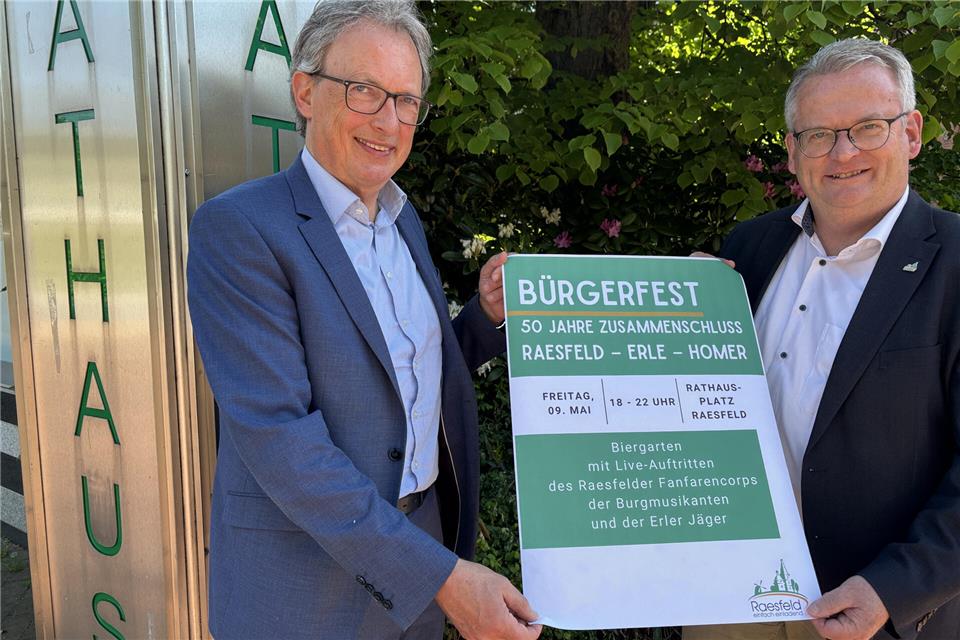 Markus Büsken, der Erste Beigeordnete (li.) und Bürgermeister Martin Tesing zeigen das Plakat zum Bürgerfest.