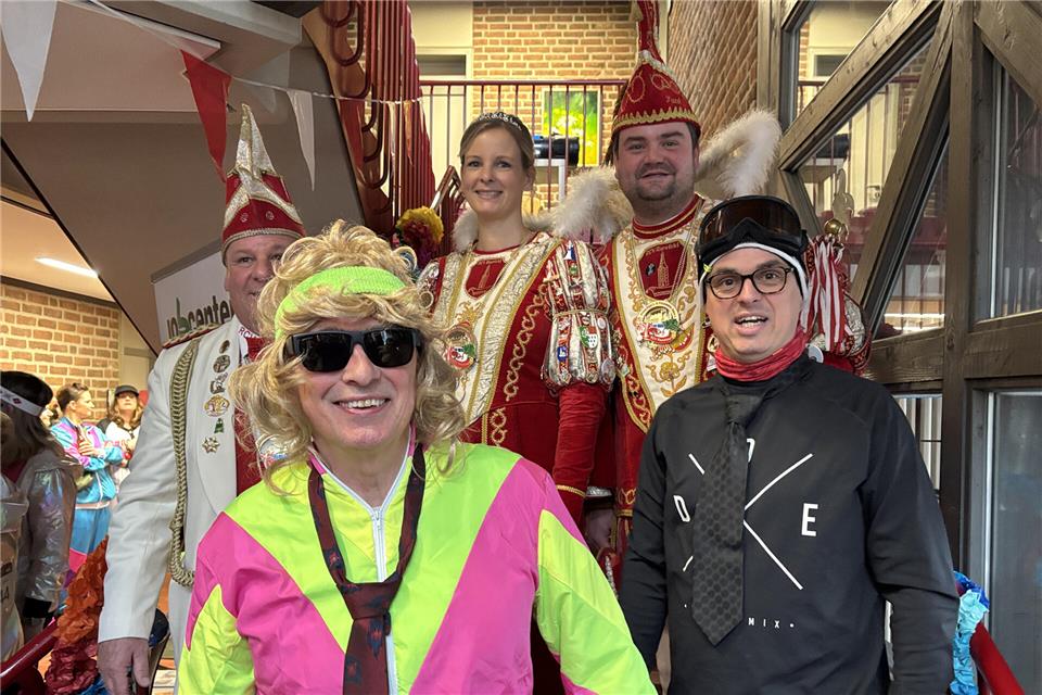 Markus Büsken (l.) und Bürgermeister Dirk Kuhmann (r.) haben das Prinzenpaar Paul I. Stegerhoff und Prinzessin Caro I. Discher im Rathaus-Foyer empfangen.
