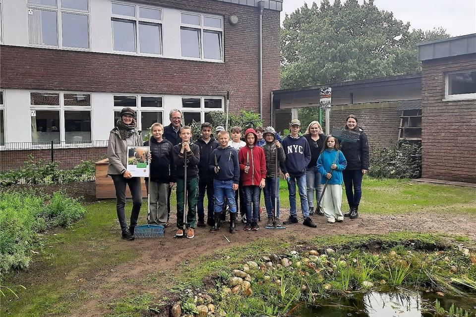Markus Büsken und Laura Tepaße (Westenergie) haben den Preis an die Schüler übergeben.