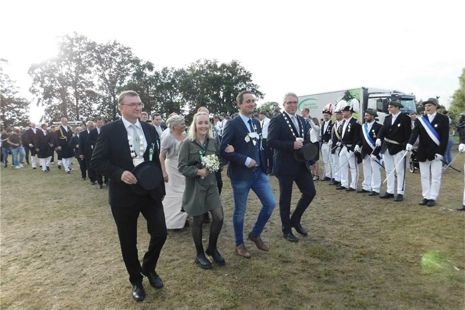 Markus Einck-Roßkamp (2.v. r.) ist Schützenkaiser in Velen und Ramsdorf. Stephanie Schreiber komplettiert das Kaiserpaar.