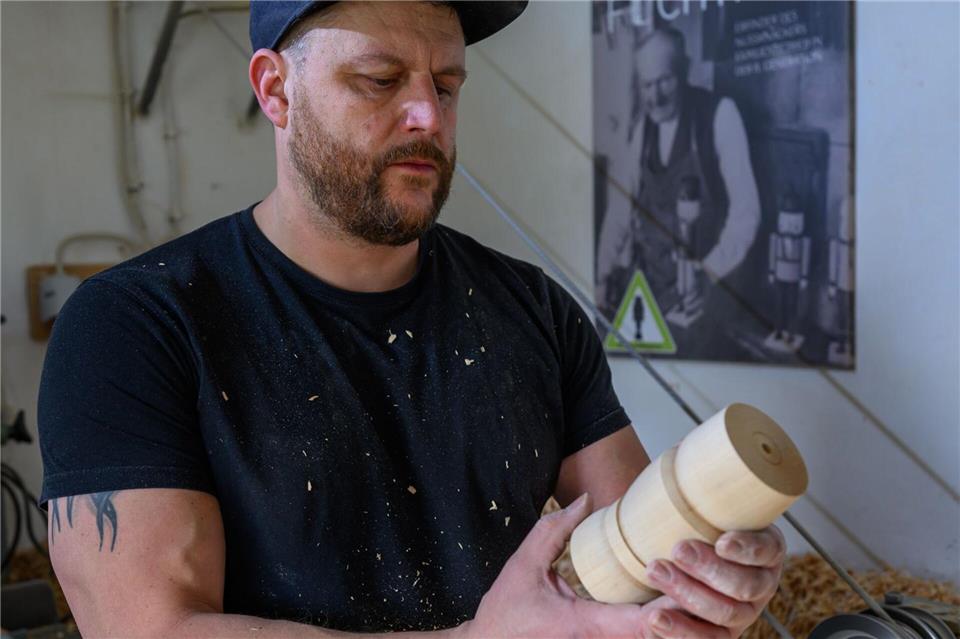 Markus Füchtner hat sich wie seine Vorfahren dem Nussknacker verschrieben. Er betreibt eine Werkstatt in Seiffen. Hendrik Schmidt/dpa