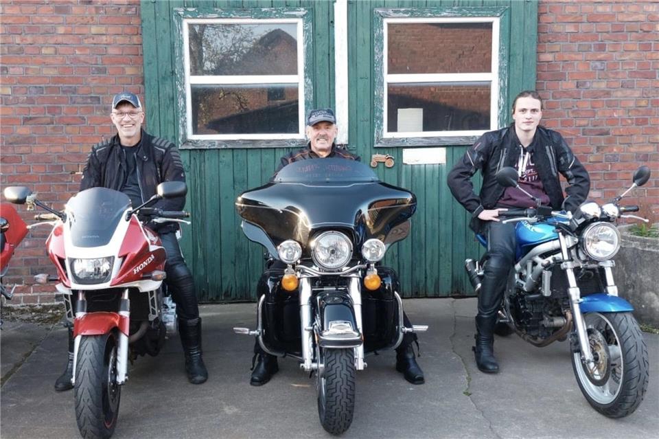 Markus Heßling (von links), Werner Schneider und Ben Heßling sind begeisterte Motorradfahrer.