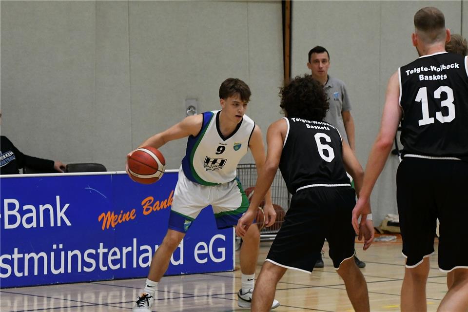 Markus Kalimulin (links) zeigte gegen den SG Telgte-Wolbeck Baskets II eine klasse Leistung. Mit seinem Oberligisten RSV Borken musste er jedoch eine knappe Niederlage hinnehmen.