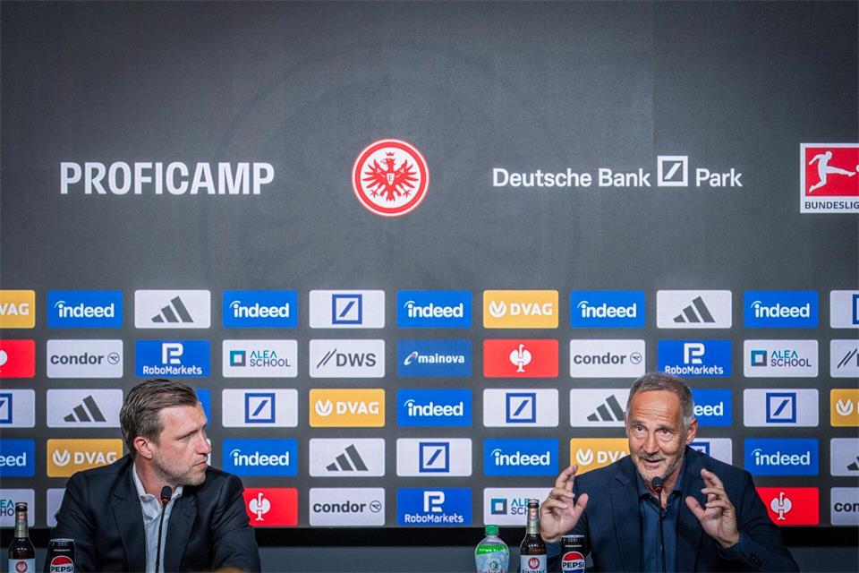 Markus Krösche und Adi Hütter (r) sollen nicht die besten Freunde sein. (Archivbild)Andreas Arnold/dpa