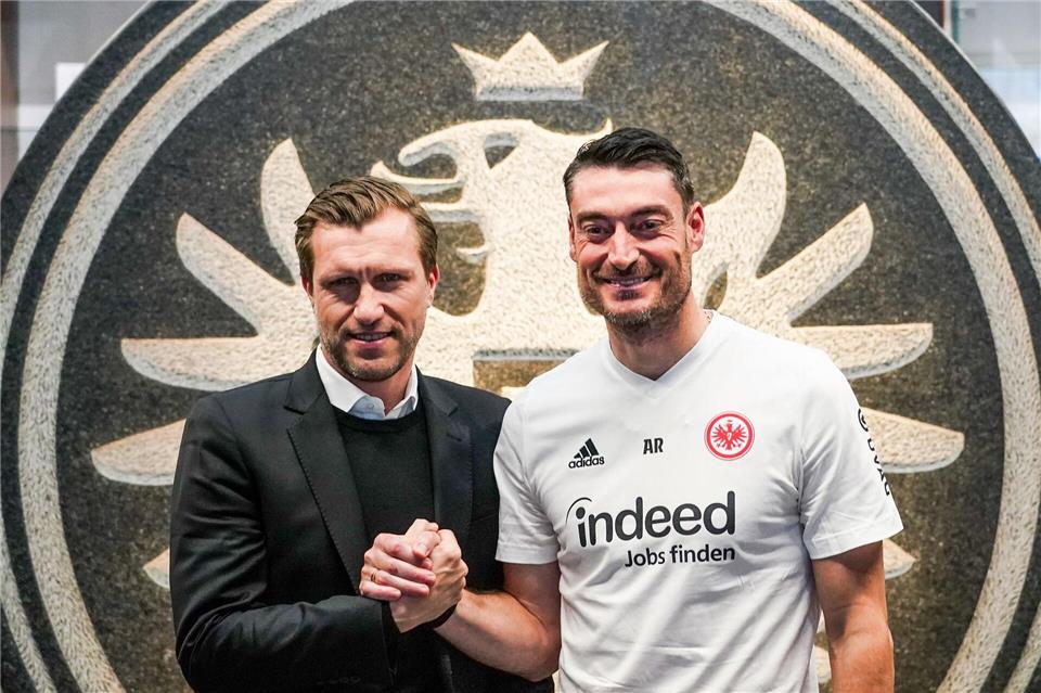 Markus Krösches Wunschtrainer Albert Riera erweist sich als Fehlgriff. (ArchivbildMarc Schüler/dpa