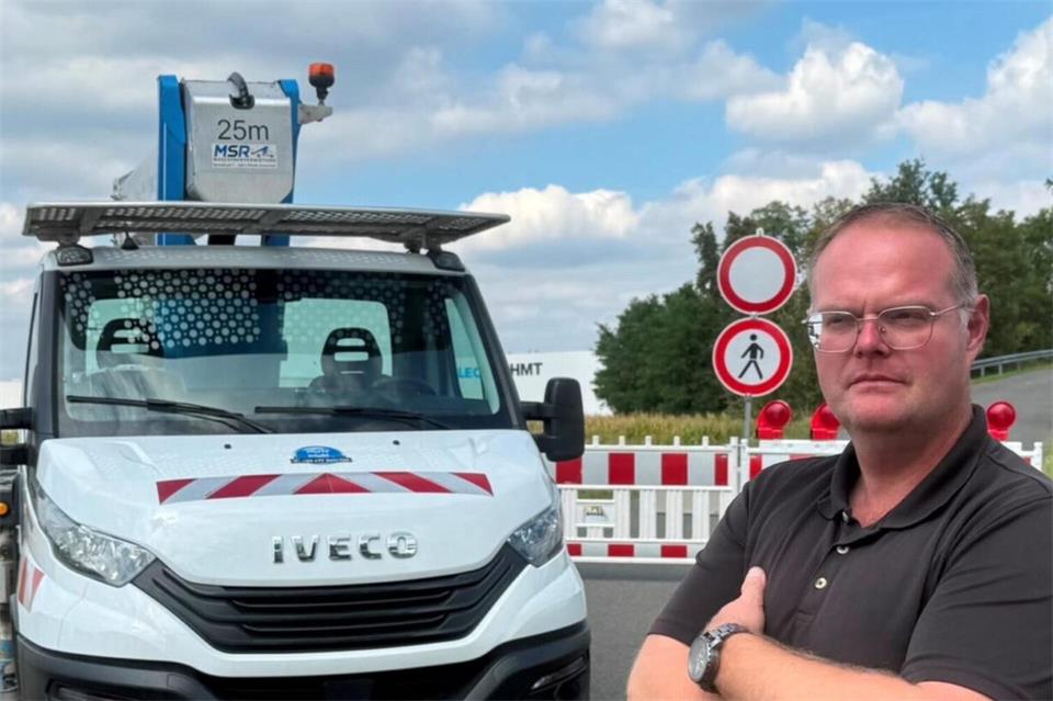 Markus Schulze-Renzel (43) kann mit den Arbeitsbühnen von seiner MSR-Maschinenvermietung jetzt nicht mehr über die Brücke am Wochteresch zur Gewerbetankstelle fahren, sondern muss eine Schleife über Krechting drehen.