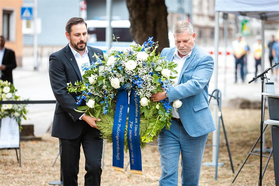 Markus Sehn (l.), Landesvorsitzender der Deutschen Polizeigewerkschaft (DPolG) Saarland, legt gemeinsam mit einem Kollegen einen Kranz an der Gedenkstele für den getöteten Polizeioberkommissar Simon Bohr nieder.Laszlo Pinter/dpa