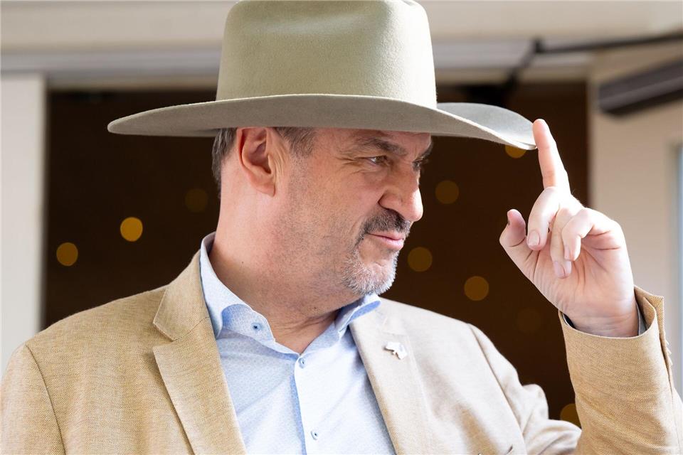 Markus Söder (CSU), Ministerpräsident von Bayern, besucht die George Ranch in den USA und trägt einen Cowboyhut bei einem Empfang.Sven Hoppe/dpa