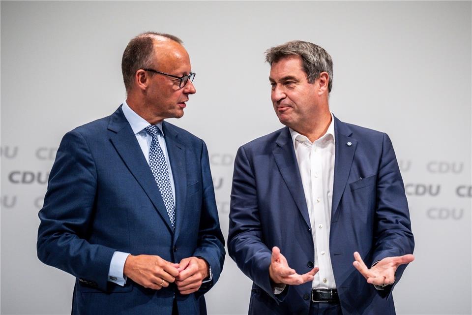 Markus Söder (CSU, r), Ministerpräsident von Bayern und CSU-Vorsitzender, spricht mit Friedrich Merz, CDU-Bundesvorsitzender, beim Bundesparteitag der CDU.