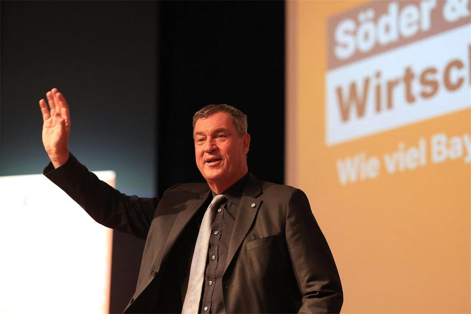 Markus Söder hob die Wirtschaftskompetenz von Sven Schulze hervor.Matthias Bein/dpa