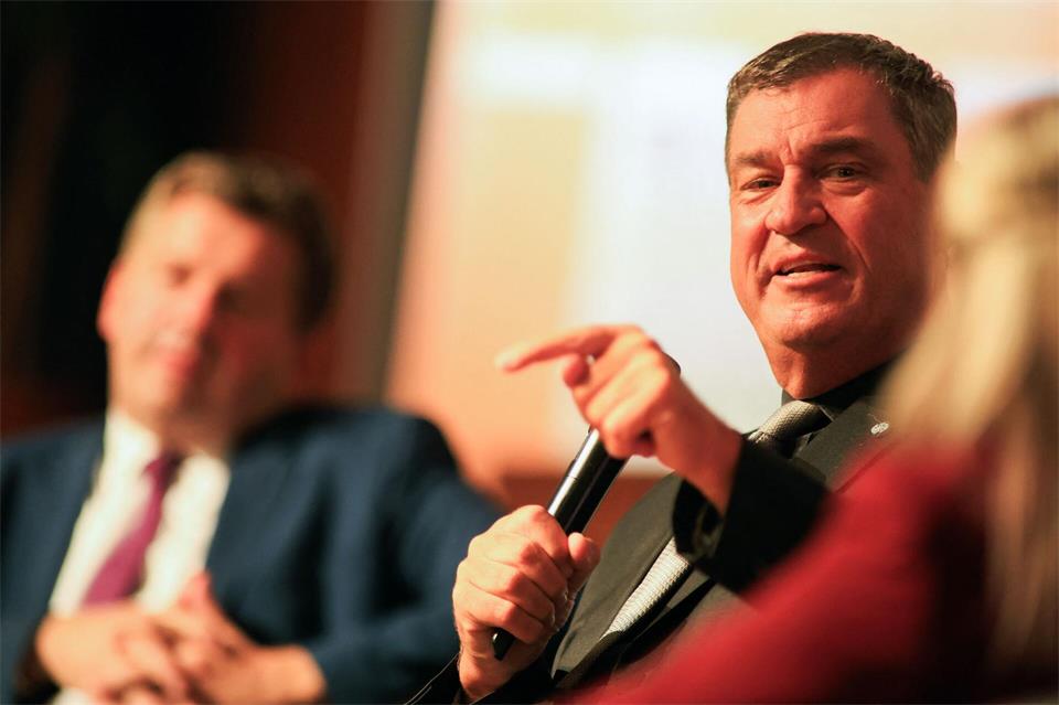 Markus Söder hob die Wirtschaftskompetenz von Sven Schulze hervor.Matthias Bein/dpa