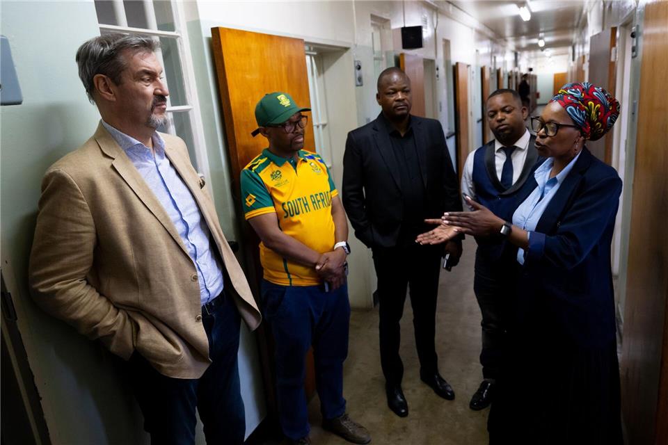 Markus Söder in den einstigen Zellen auf Robben Island.Sven Hoppe/dpa
