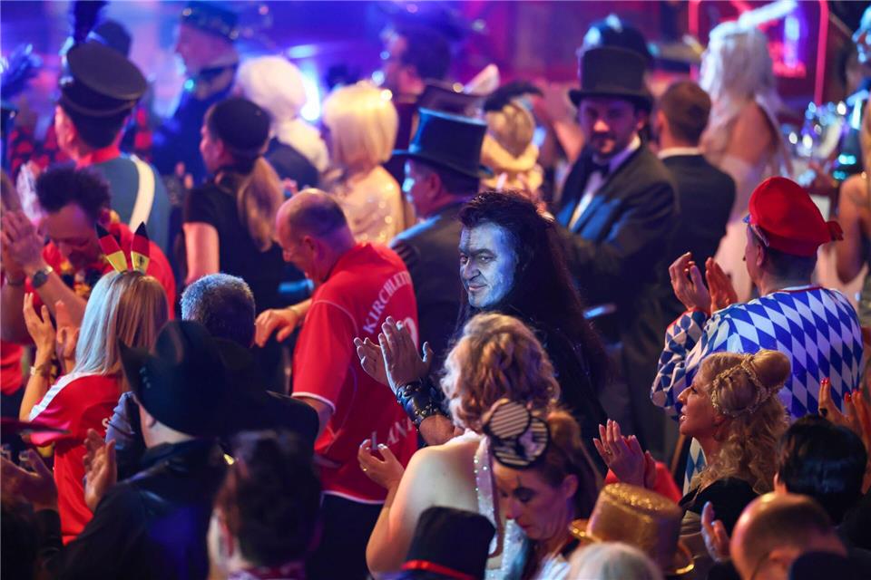 Markus Söder klatscht als „Braveheart“ in der BR-Livesendung „Fastnacht in Franken“ in den Mainfrankensälen in Veitshöchheim.Daniel Löb/dpa