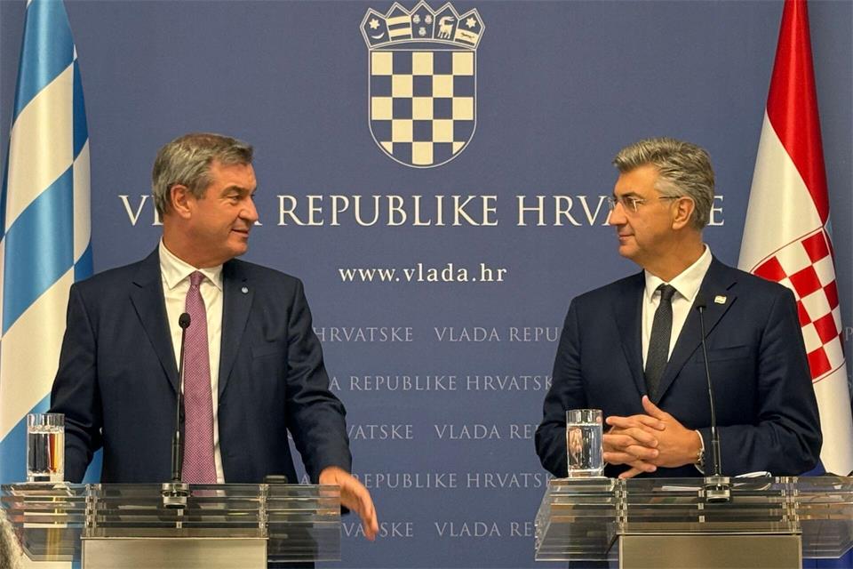 Markus Söder (l) trifft in Zagreb den kroatischen Premierminister Andrej Plenković.Christoph Trost/dpa