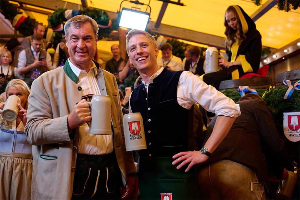 Markus Söder (l) und Münchens OB Dominik Kraus sehen das Oktoberfest als Pluspunkt einer Münchner Olympia-Bewerbung. (Archivbild)Sven Hoppe/dpa