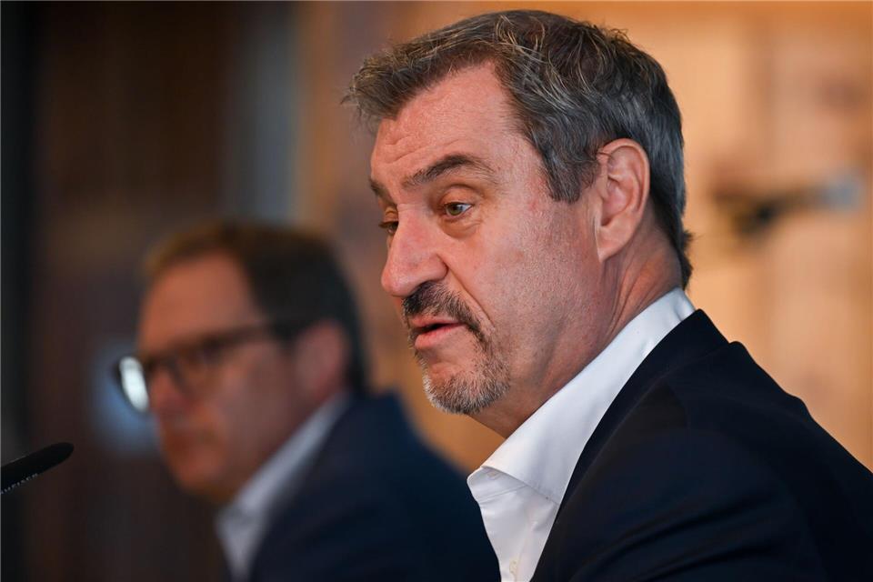 Markus Söder (rechts) gesteht nach teils schweren Verlusten seiner Partei bei den Stichwahlen einen Dämpfer für die CSU ein.Sven Hoppe/dpa