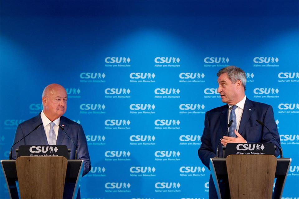 Markus Söder (rechts) und der österreichische Kanzler wollen AfD und FPÖ klein halten.Sven Hoppe/dpa