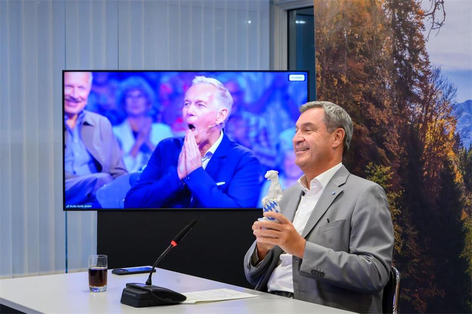 Markus Söder überrascht Johannes B. Kerner während einer Sendungsaufzeichnung.-/Bayerische Staatskanzlei/dpa