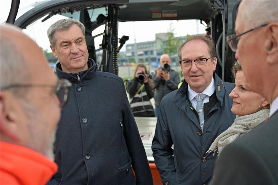 Markus Söder und Alexander Dobrindt besuchen Rettungskräfte bei einer Übung für den Ernstfall.Malin Wunderlich/dpa