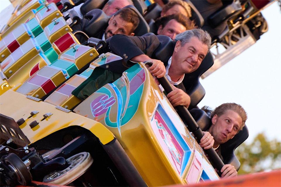 Markus Söder und Dominik Krause feiern Münchens Nominierung als deutscher Olympia-Bewerber auf dem Oktoberfest.  Sven Hoppe/dpa
