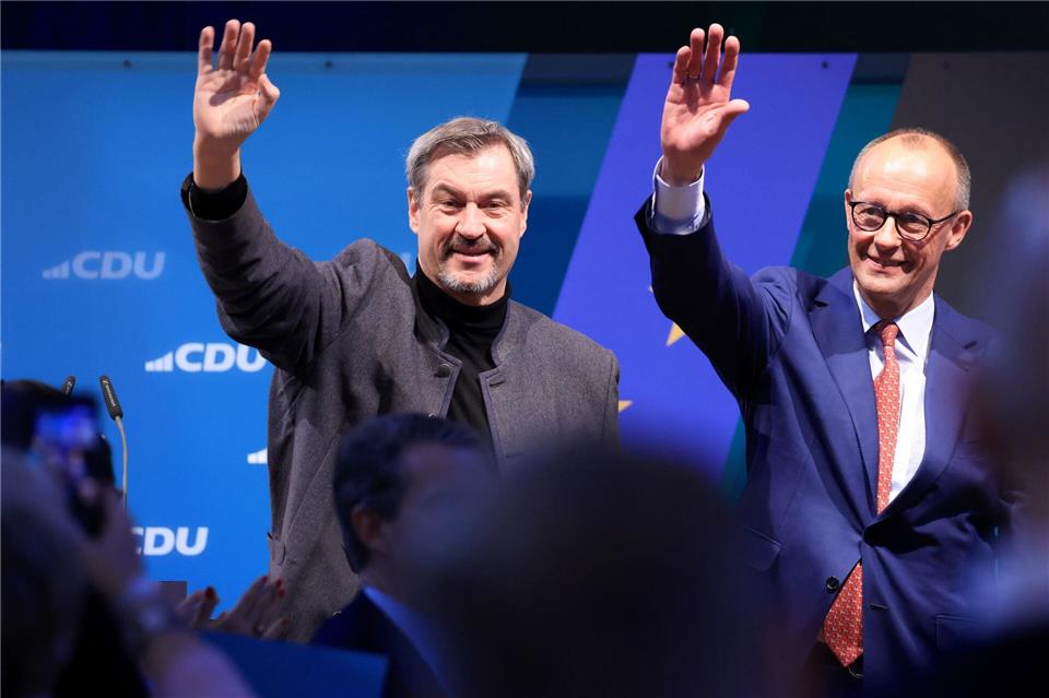 Markus Söder und Friedrich Merz wollen auf dem CSU-Parteitag wieder Einigkeit demonstrieren. (Archivfoto)Oliver Berg/dpa