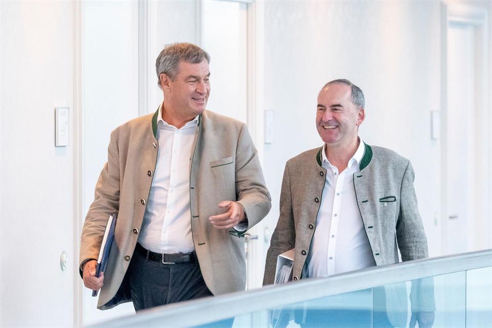 Markus Söder und Hubert Aiwanger stehen im neuen „Bayerntrend“ ziemlich stabil da. (Archivbild)Peter Kneffel/dpa