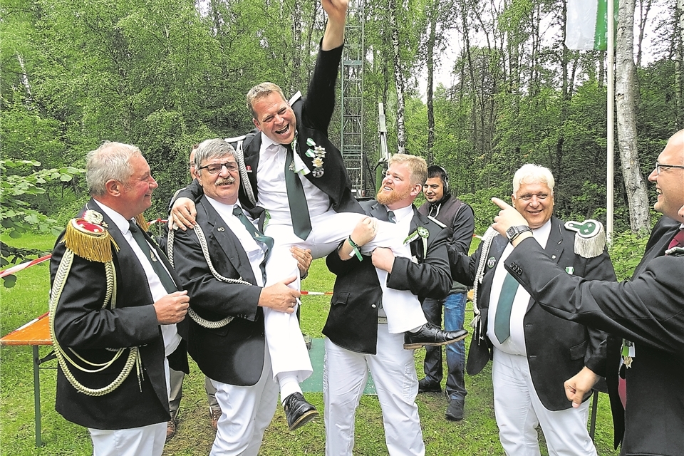 Markus Vogeshaus, seit kurzem erst Oberleutnant, wurde nach dem Königsschuss auf die Schultern gehoben.pd