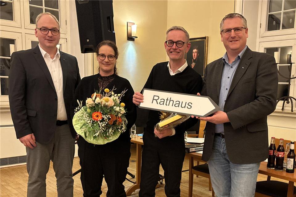 Markus Wellermann wird mit seiner Lebensgefährtin vom CDU-Vorstand Stephan Mensing (l.) und Ralf Geringhoff (r.) zur Wahl als Bürgermeisterkandidat für die CDU Velen-Ramsdorf beglückwünscht.