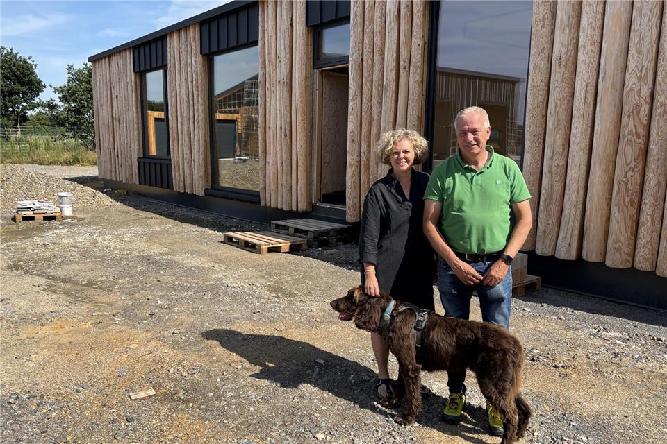 Markus und Ingrid Lamers vor dem mit Lärchenstämmen aus Lembeck verkleideten Holzgebäude, das im Erler Gewerbegebiet errichtet worden ist.
