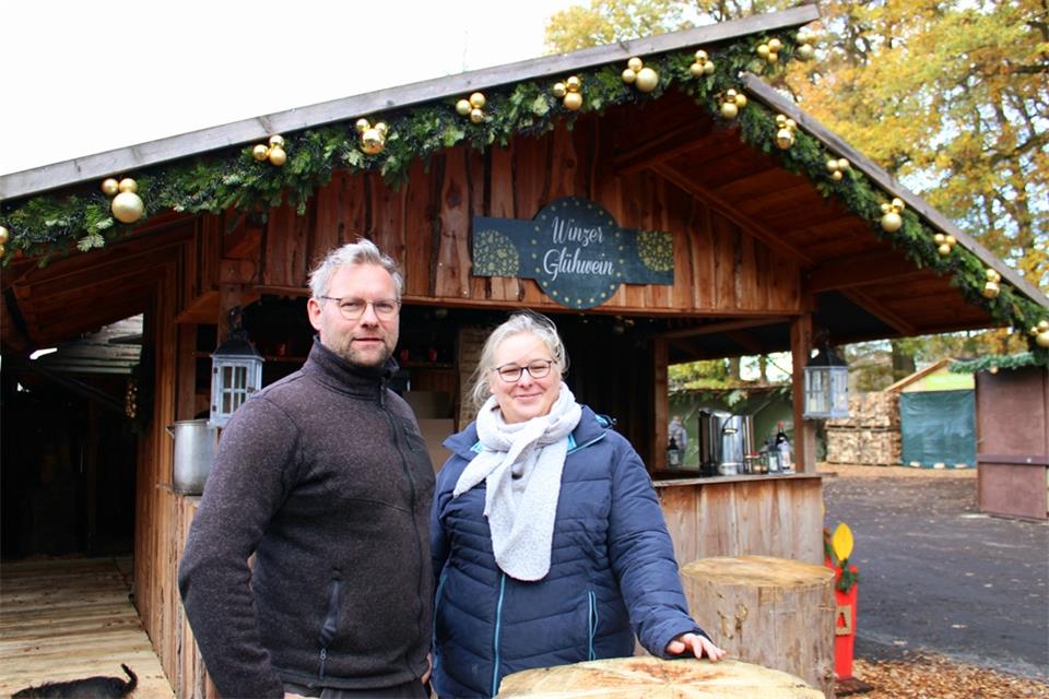 Markus und Judith Schulze Beikel laden am ersten Adventswochenende auf den Weihnachtsmarkt ein.