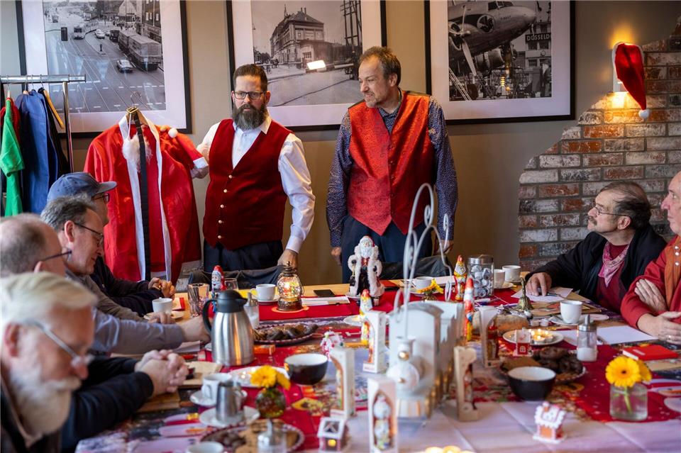 Markus von Juterczenka (links) zeigt ein besonders billiges Weihnachtsmannkostüm, von dem dringen abgeraten wird.Thomas Banneyer/dpa